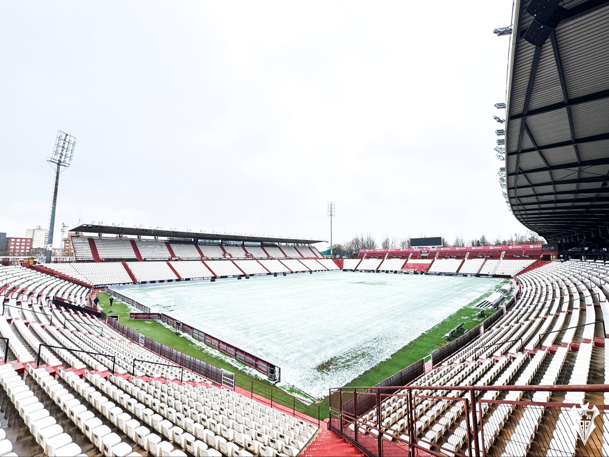 AlbaceteBPSAD's tweet photo. Buenos y gélidos días, albacetistas! ❄️ 

Y pensar que en menos de una semana, el lunes próximo, en el mismo escenario habrá fuego 🔥😉 https://t.co/A1A6tuA4Ku