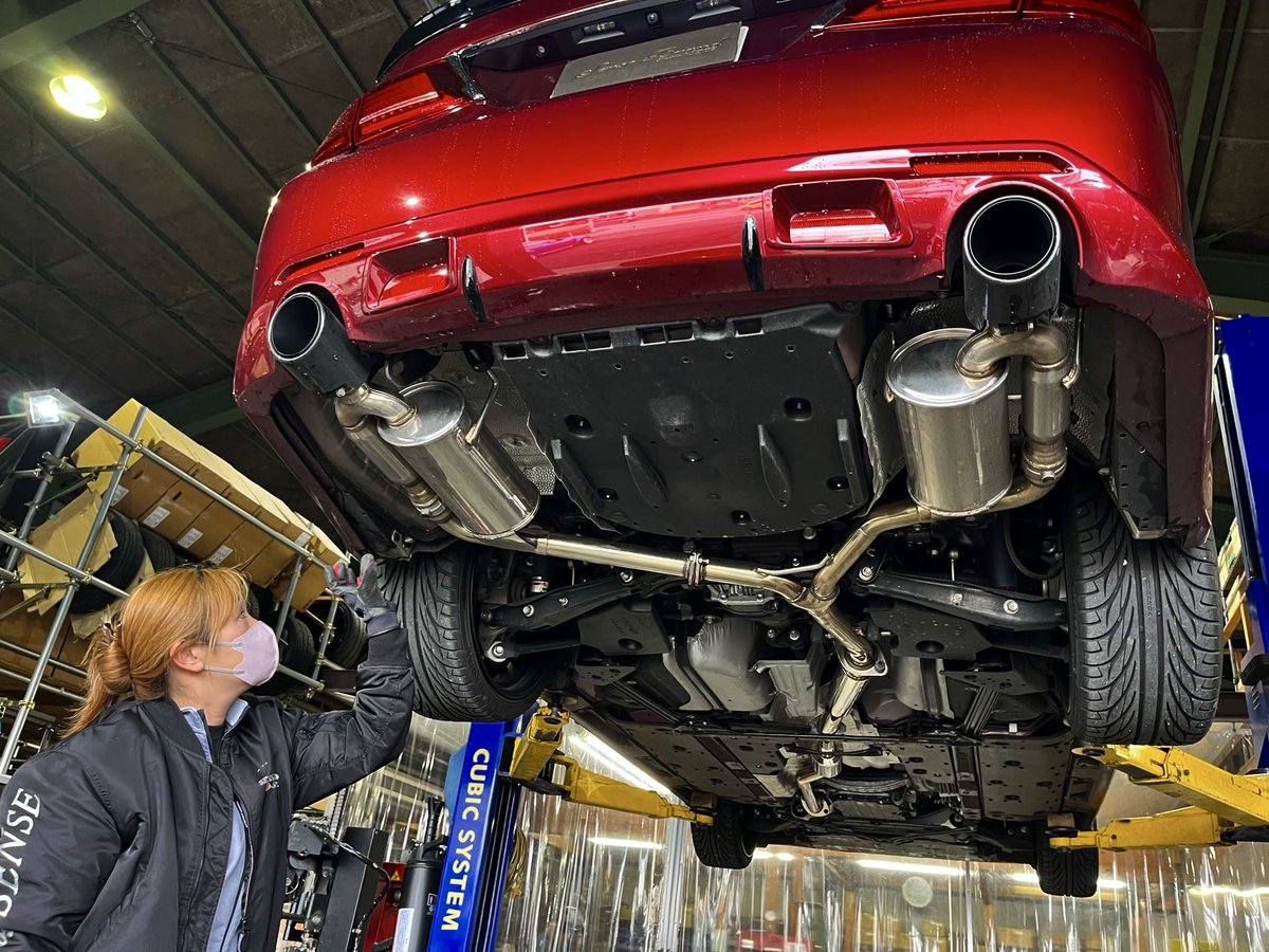 sense_brand's tweet photo. いつもカスタムを任せていただいてるお客様、今回は車検のためご入庫😊✨

フロントからリアまでのマフラー交換と
タイヤ交換を行いました！

普段は【ステルスKITスーパーサウンドVer】と可変バルブ搭載のセンスブランドワンオフリアピースが入っています🪭

#21クラウン #ars210 https://t.co/0YGfqHEq8J