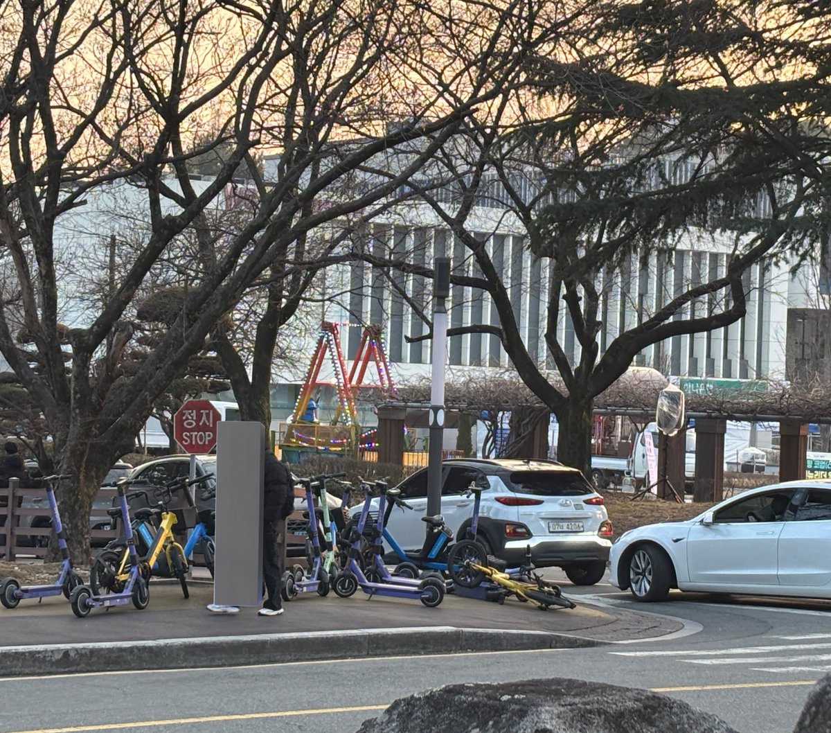 학교에 동아리박람회라고 바이킹이랑 인간챗바퀴가 왔음 이런시골텅텅학교에 이런거 온거 첨봐서 너무 당황스러워