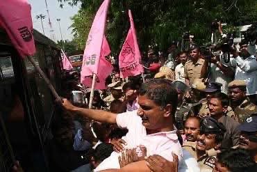 తెలంగాణ ఉద్యమ చరిత్రలో సువర్ణాక్షరాలతో లిఖించిన ఘట్టం మిలియన్ మార్చ్‌కు 15 ఏళ్లు..

హైదరాబాద్ ట్యాంక్ బండ్ మీద తెలంగాణ ఆత్మగౌరవం ఉప్పొంగిన రోజు.. ఉక్కుపాదం మోపిన సమైక్య పాలకుల గుండెల్లో వణుకు పుట్టించిన చారిత్రక ఘట్టం మన మిలియన్ మార్చ్..

అడుగడుగునా ముళ్ల కంచెలు వేసినా, లాఠీలు