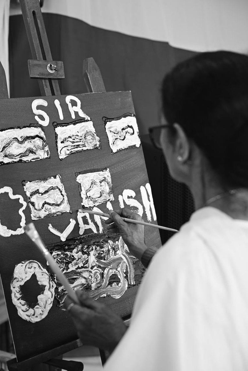 AITCofficial's tweet photo. In Bengal’s long tradition of thought and protest, art has always stood beside resistance.

Today, at the dharna stage, Smt. @mamataofficial picked up the brush and turned canvas into conscience, letting colour speak where injustice refuses to listen. https://t.co/qhxpHdX2DO