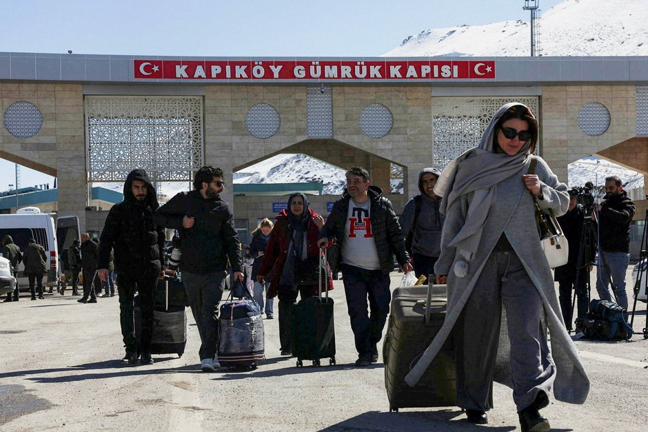 ecetoksabay's tweet photo. 'Maybe we die together': Voices at the Iran-Turkey mountain crossing

At a snowy border gate in eastern Turkey, travellers arriving from Iran describe fear, exhaustion and impossible choices as conflict spreads across the region.

https://t.co/037bMjNvof https://t.co/HZeozvuhYV