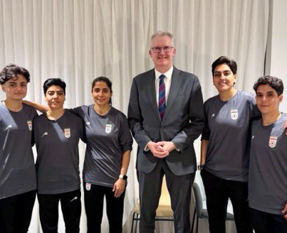 Ha sido conseguir el asilo y arrancarse el velo.
"Lo llevan voluntariamente", claman las feministas presupuestarias. Pues a a ser que no