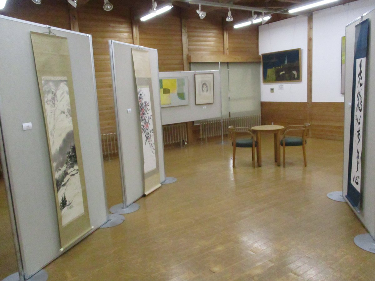 現在、遊学舎 県民ギャラリーでは遊学舎に寄贈いただいた絵画・掛軸を展示する「掛軸・絵画展」(主催：NPO法人あきたパートナーシップ)を開催中です！
期間は3/8(日)～3/19日となっております。
遊学舎にお越しの際はぜひご覧ください😀