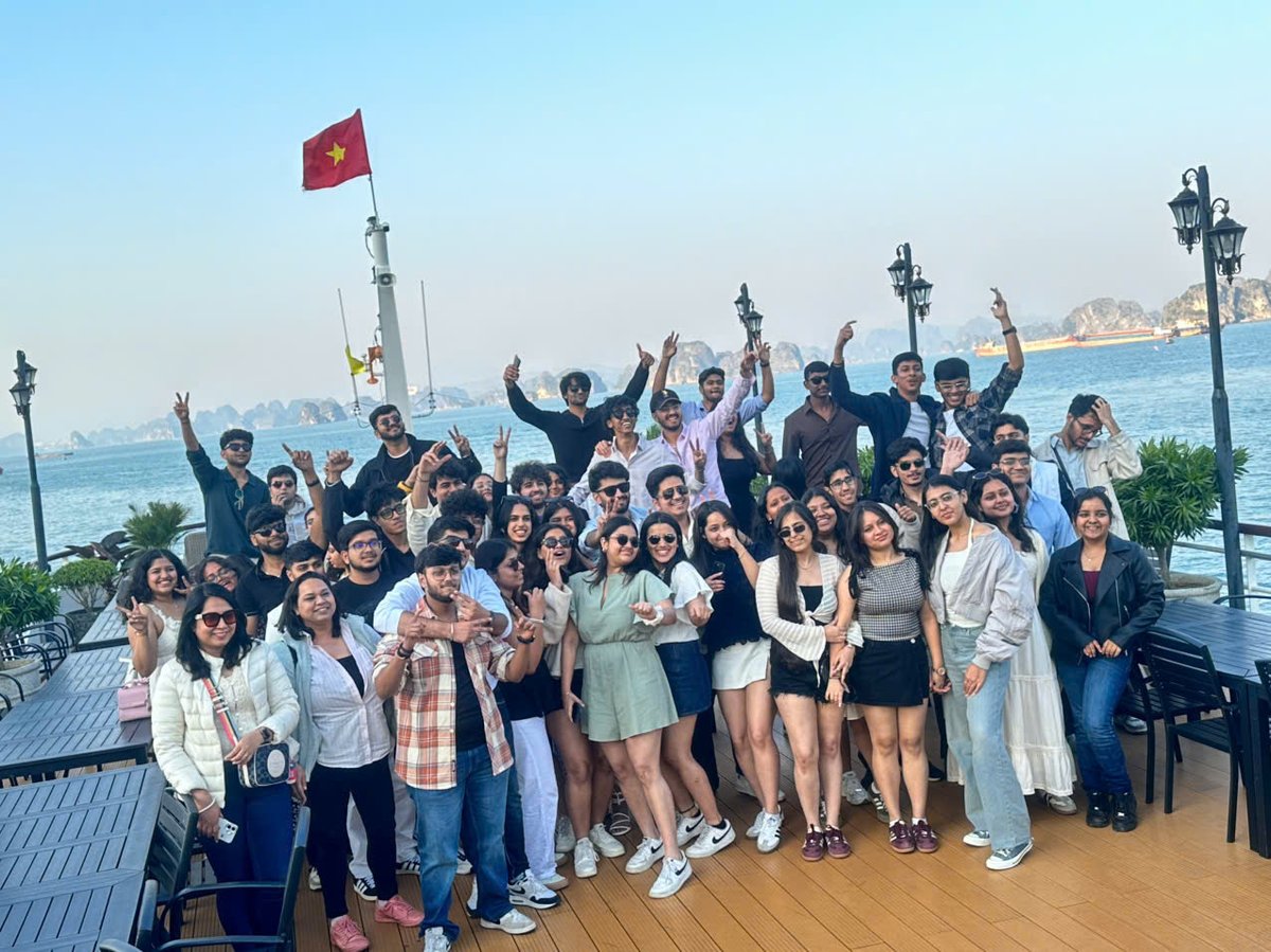 LvpTravel's tweet photo. 🌊 Our clients had a wonderful time exploring the breathtaking beauty of Ha Long Bay with LVP Travel. They enjoyed a relaxing cruise among the limestone islands, kayaking on emerald waters, and experiencing one of Vietnam’s most iconic natural wonders. https://t.co/0OqNcHFxrk