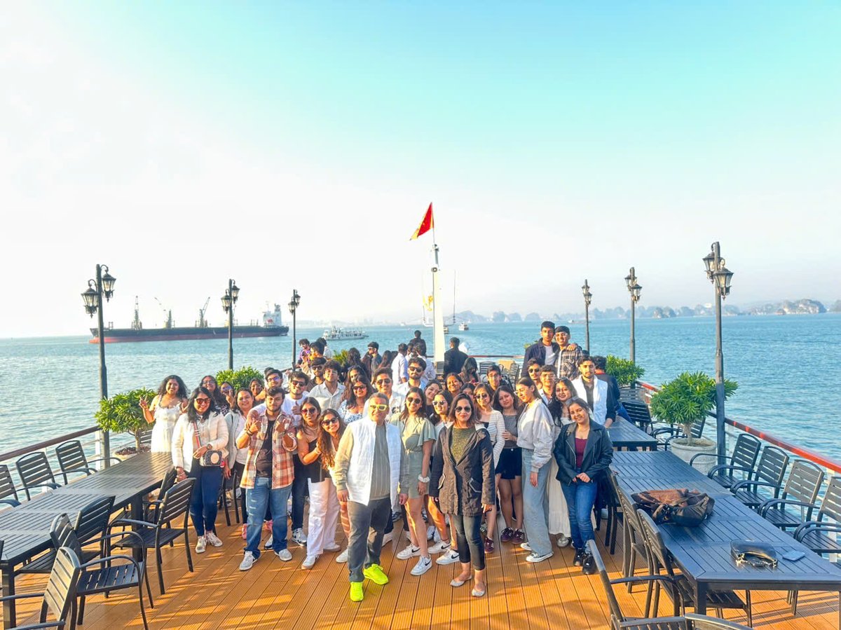 LvpTravel's tweet photo. 🌊 Our clients had a wonderful time exploring the breathtaking beauty of Ha Long Bay with LVP Travel. They enjoyed a relaxing cruise among the limestone islands, kayaking on emerald waters, and experiencing one of Vietnam’s most iconic natural wonders. https://t.co/0OqNcHFxrk