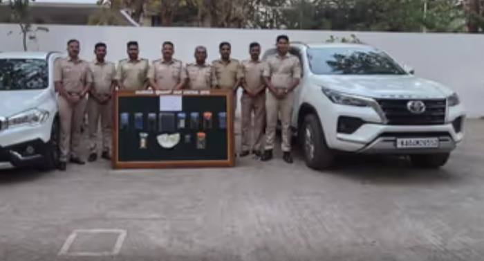 HateDetectors's tweet image. The #TilakwadiPolice in #Belagavi have arrested a woman who was allegedly honey-trapping wealthy individuals by befriending them on social media platforms and robbing them.

The accused would specifically target affluent men, befriend them on Facebook, call them to lodges, and