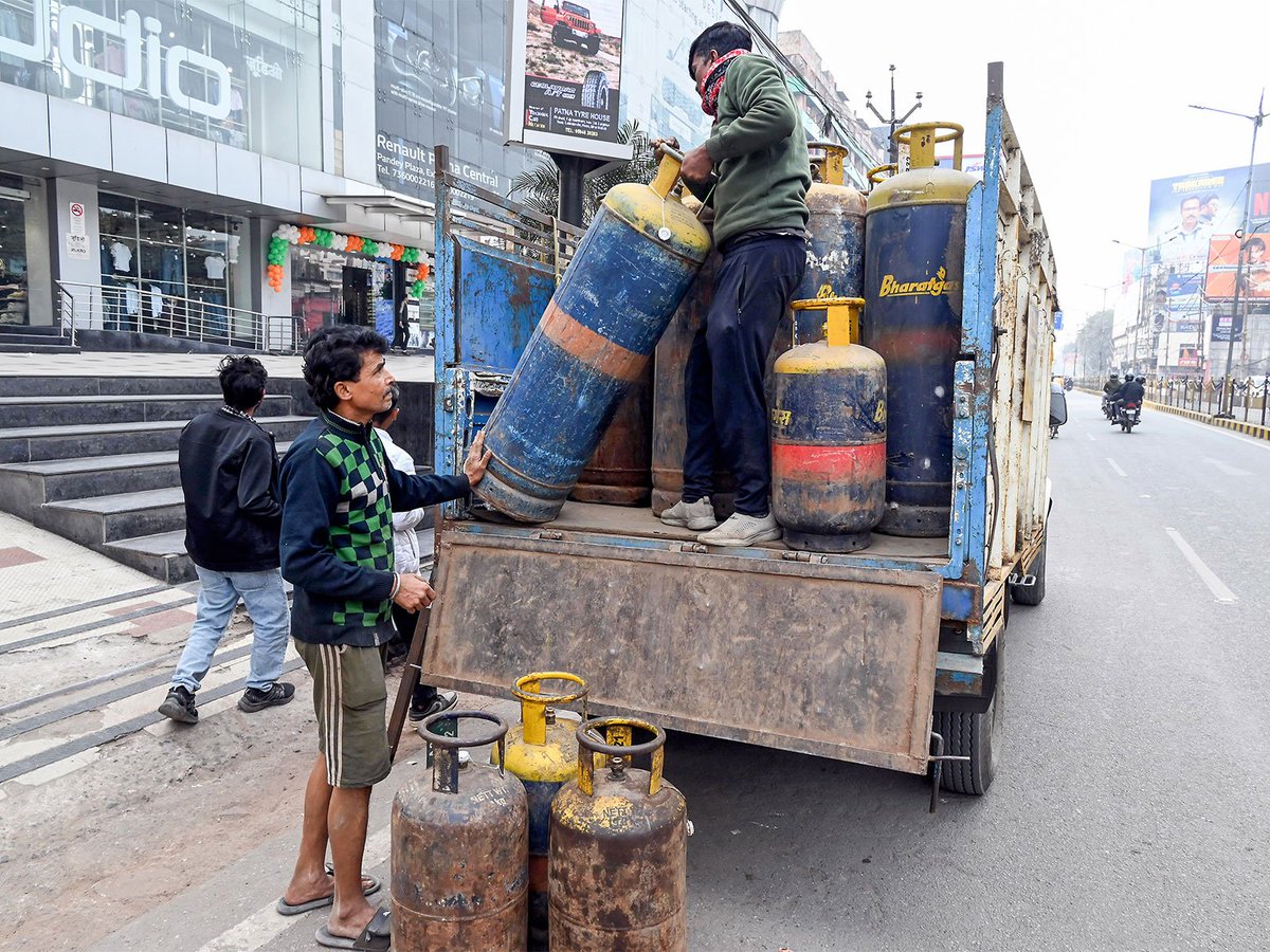 Indsamachar's tweet image. Govt invokes Essential Commodities act to ensure LPG supply, orders refineries to divert key streams
#LPGSupply #Refineries #EssentialCommoditiesact