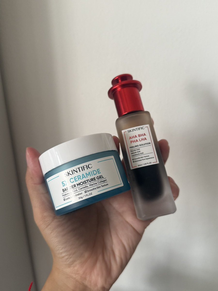 มาส์กแดง + มอยซ์ 5x คู่นี้ใช้แล้วผิวใสขึ้นมาก เป็นเซ็ตคู่ที่ช่วยผลัดเซลล์ผิวโคตรจึ้ง ตัวมาส์กแดง หยดลงบนผิว5-10หยดค่อยๆทา เว้นบริเวณที่บอบบาง 2-3นาทีล้างออก รอผิวแห้งแล้วทา มอยซ์กระปุกฟ้าต่อได้เลย ผิวเนียน วาวฉ่ำขึ้นมาก แก้มผ่องใส ผิวละเอียดขึ้นจริงๆ