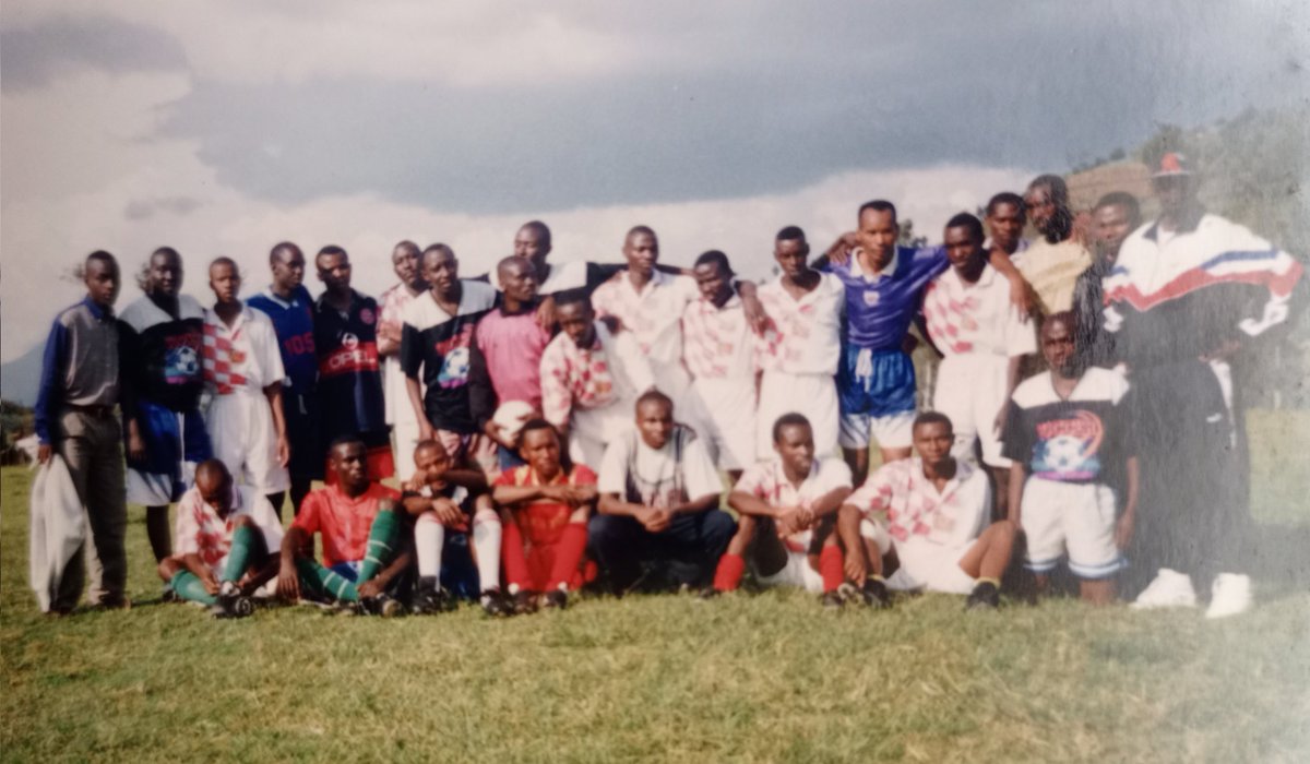 EricGeorgehare's tweet photo. Hon @gatjmv, Guhera 1995 benshi mu rubyuruko mwatojwe indangaciro zo gukunda igihugu, bakomereza mu nzego zifata ibyemezo no kubaka u Rwanda. Iyo foto  ni ya Kiyombe 1998 ku Mulindi w'intwari wa Byumba ndakubonamo rwose, abandi ni Urubyuruko rw'igihugu mu ngando na @CityofKigali https://t.co/cuNAD3zQil