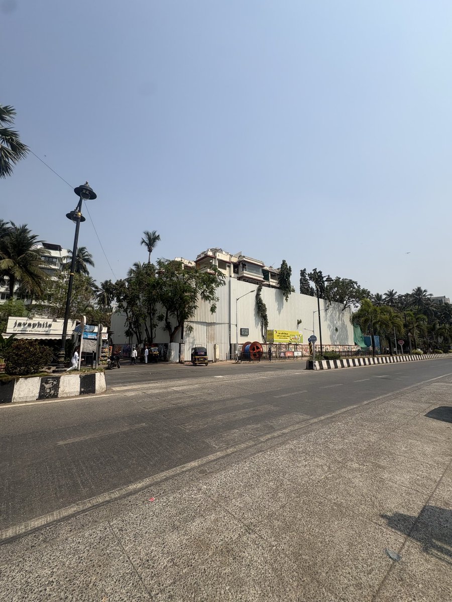 Max_Gupta's tweet photo. The bulldozers are out for Oberoi’s Carter Road project - Oceanic. 

A group that epitomises standards has somewhat reached repetitive stage in last few projects launched. 

This could bring a change in that. https://t.co/atfLMoPXK1