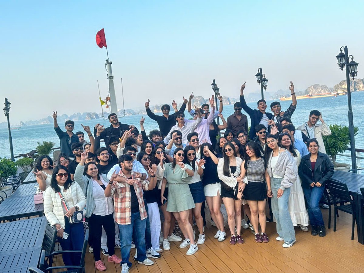 LvpTravel's tweet photo. an amazing Ha Long Bay cruise with LVP Travel, discovering stunning limestone islands, kayaking on emerald waters, and experiencing one of the most famous Ha Long Bay travel highlights in Vietnam. 🛳️✨ https://t.co/1m4bs0sufI