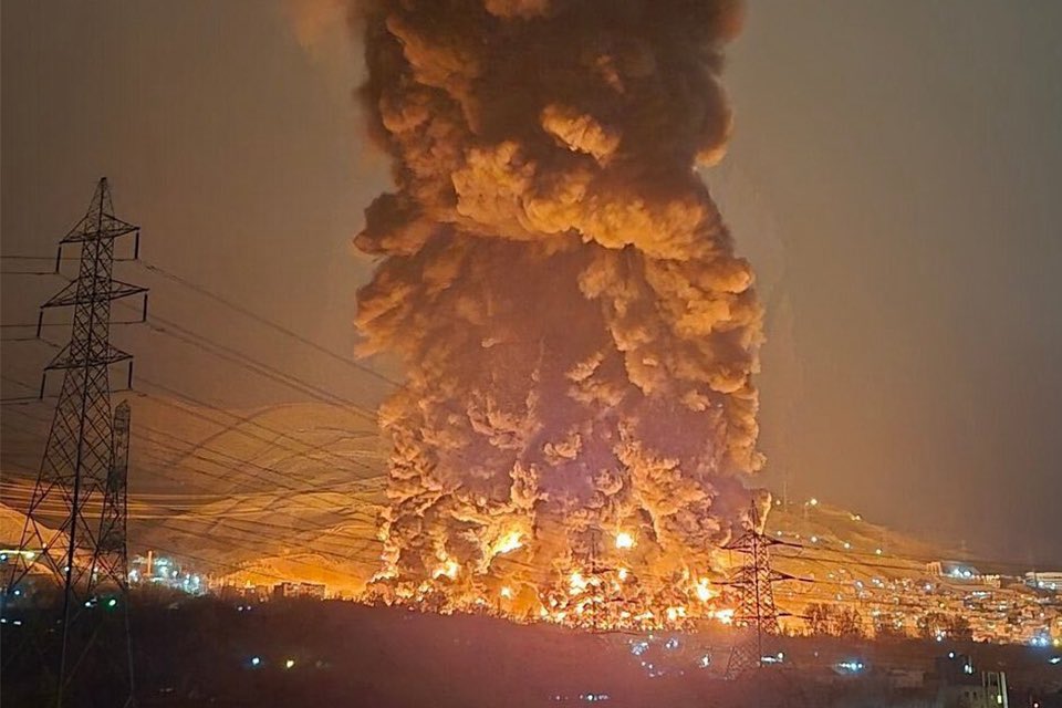 Hepimizin aynı yeryüzünde yaşadığımız gezegenimizde ekstra yük olmamak için plastik pipet, poşet vs kullanmıyorum. O sırada kapitalist emperyal köleler İran’daki petrol rafinelerini ve su kaynaklarını vuruyor. Fıkra bu kadar…