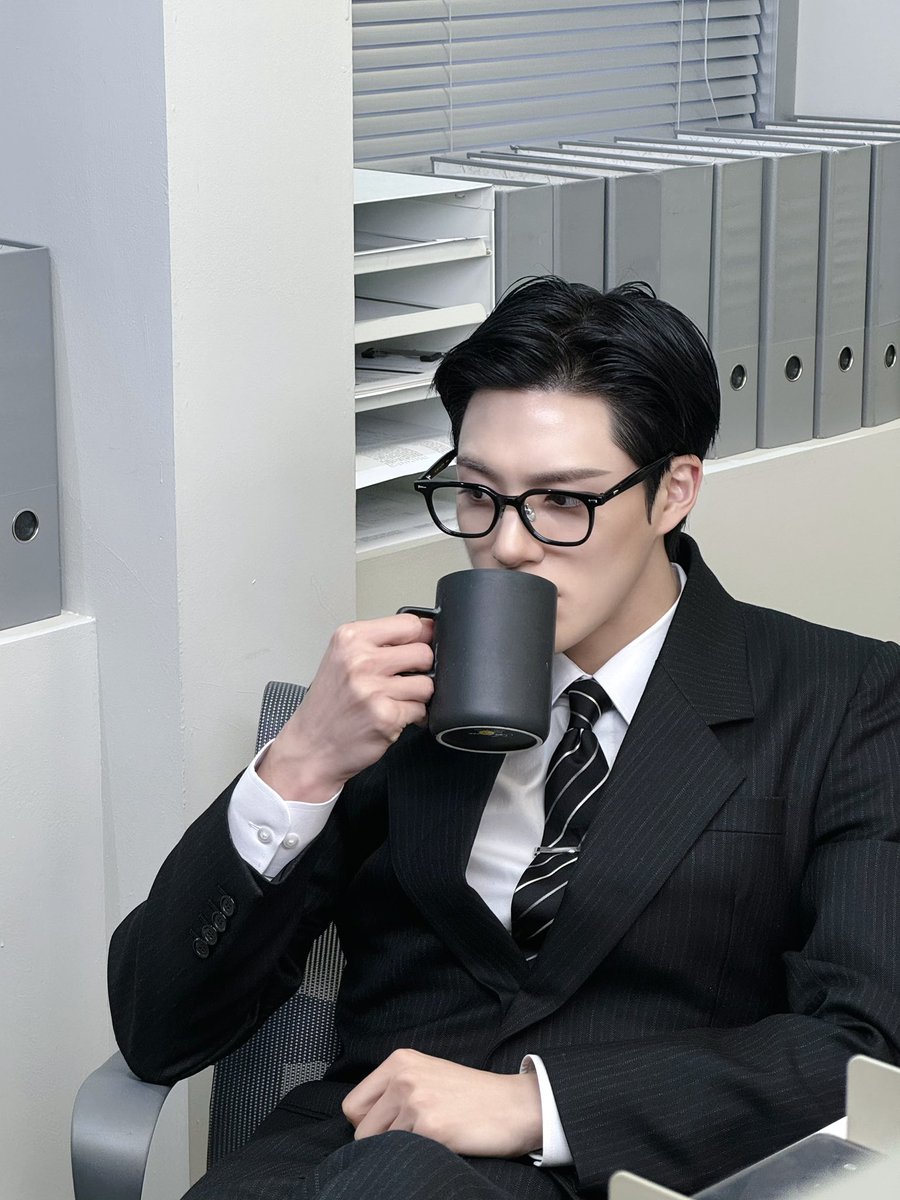 “ผมจะลาออกแล้วนะ คงสบายหูสบายตาขึ้นเนอะ“

“อย่างน้อยก็เหนื่อยแค่งาน ไม่ต้องเหนื่อยใจกับคน ^^”

“ครับ ขอให้คุณแฮปปี้กับการทำงานหลังจากนี้ให้มากๆล่ะ”

“แล้วคุณลาออกไปไหน”

“ลาออกไปรับตำแหน่งประธาน ขอบคุณที่ช่วยสอนงานครับ ผมรู้แล้วว่าจะปรับโครงสร้างบริษัทยังไงดี ^^”

“แค่กๆๆ“