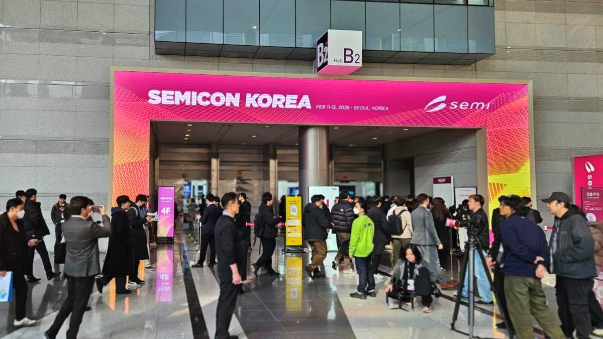 tescan_group's tweet image. Tescan showcased its #FIBSEM solutions at #SEMICON Korea 2026 for semiconductor #FailureAnalysis, process development, and #AdvancedPackaging. If improving your FA workflow, which step is most challenging to keep repeatable: localization, sample prep or correlation?
#SEMICONKorea