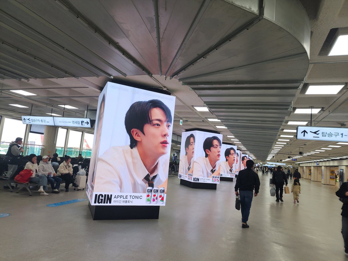 JinBase_'s tweet image. Ads Seokjin with IGIN di International Jeju Airport😍😍😍😍

Ads IGIN with their Global Brand Ambassador always grande😙✨

#IGIN #JinxIGIN #진 #방탄소년단진