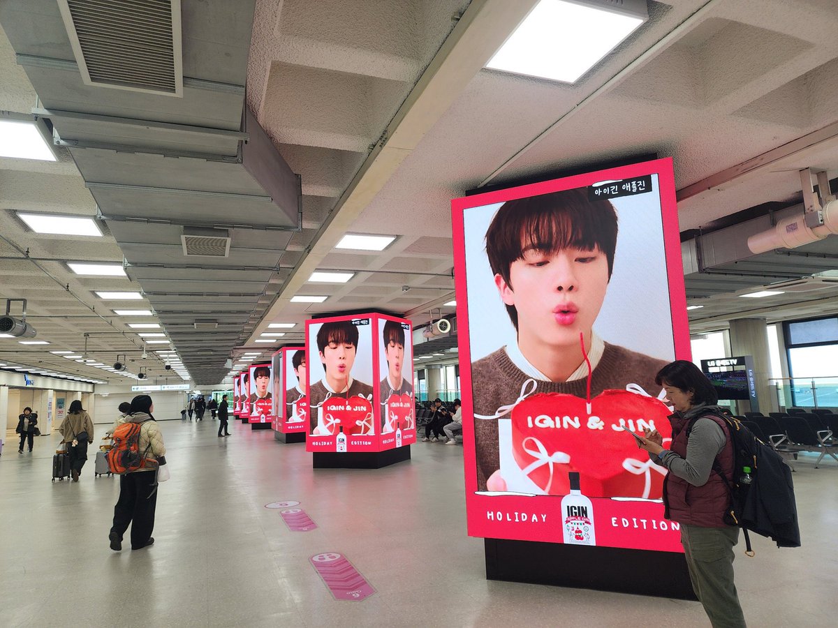 JinBase_'s tweet image. Ads Seokjin with IGIN di International Jeju Airport😍😍😍😍

Ads IGIN with their Global Brand Ambassador always grande😙✨

#IGIN #JinxIGIN #진 #방탄소년단진
