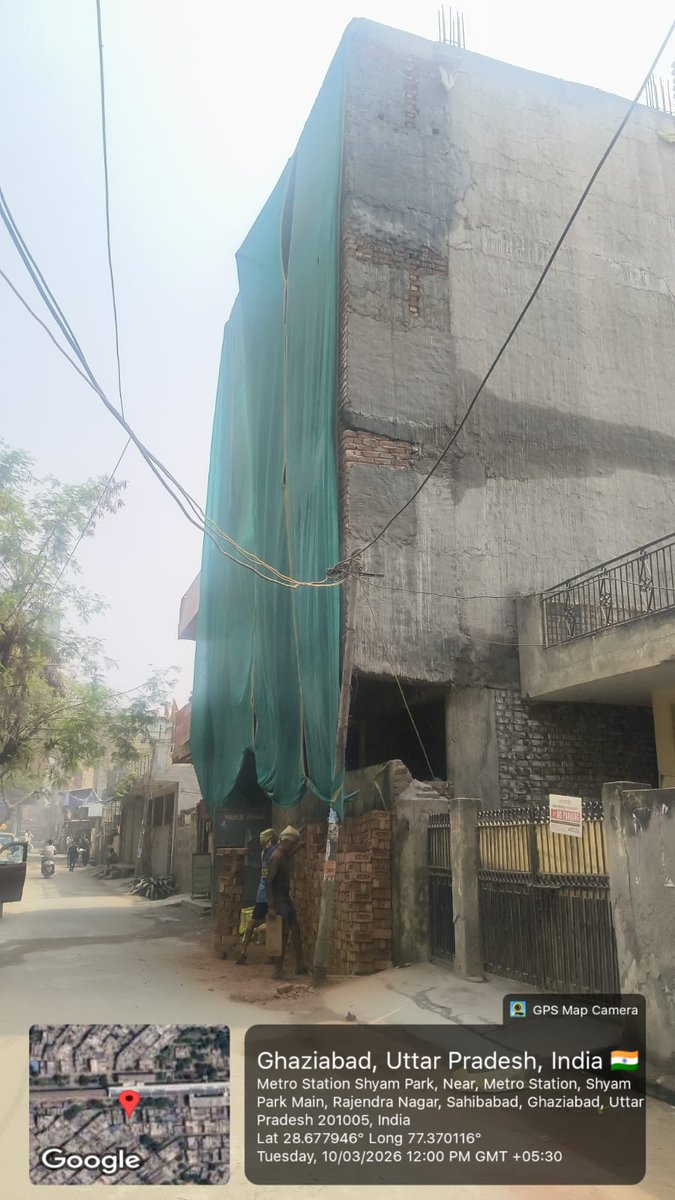 गाजियाबाद के श्याम पार्क मेट्रो स्टेशन के पास राजेंद्र नगर, साहिबाबाद में बड़ा सवाल!
बताया जा रहा है कि जिस बिल्डिंग पर पहले सील/नोटिस का निशान लगाया गया था, उसी पर आज भी धड़ल्ले से बहुमंजिला निर्माण जारी है। पूरी बिल्डिंग को हरे पर्दे से ढककर काम किया जा रहा है।
सबसे हैरानी की