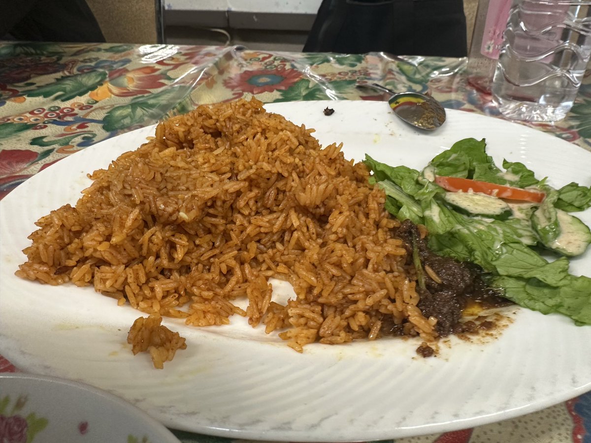 ボビーと埼玉にある、アフリカ料理屋さん。ローカル度満載！
お客はアフリカ人ばかり。日本とは思えない海外感。こういうの好きだな。
主食がこの白いシマ。手でクニャクニャして食べる
凄い量で、皆が体大きく恰幅いいのも分かる。
ご馳走になってしまった。
有難う！
#アフリカ料理
#ボビーオロゴン