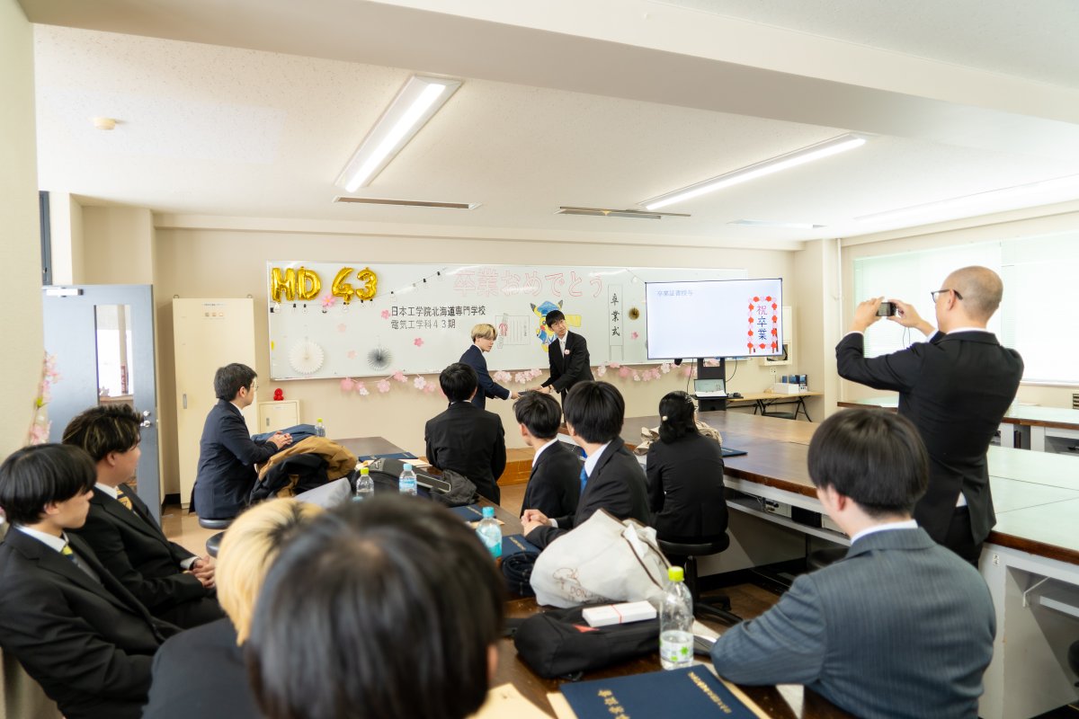 nkhs_hd's tweet photo. 今日は日本工学院北海道専門学校の43回目の卒業式でした。２年間で学んだことを糧に、社会に出ても頑張ってください

#日本工学院 #北海道 #専門学校 #電気工学科 #ニコキタ #卒業式 https://t.co/PwZxX58fqU