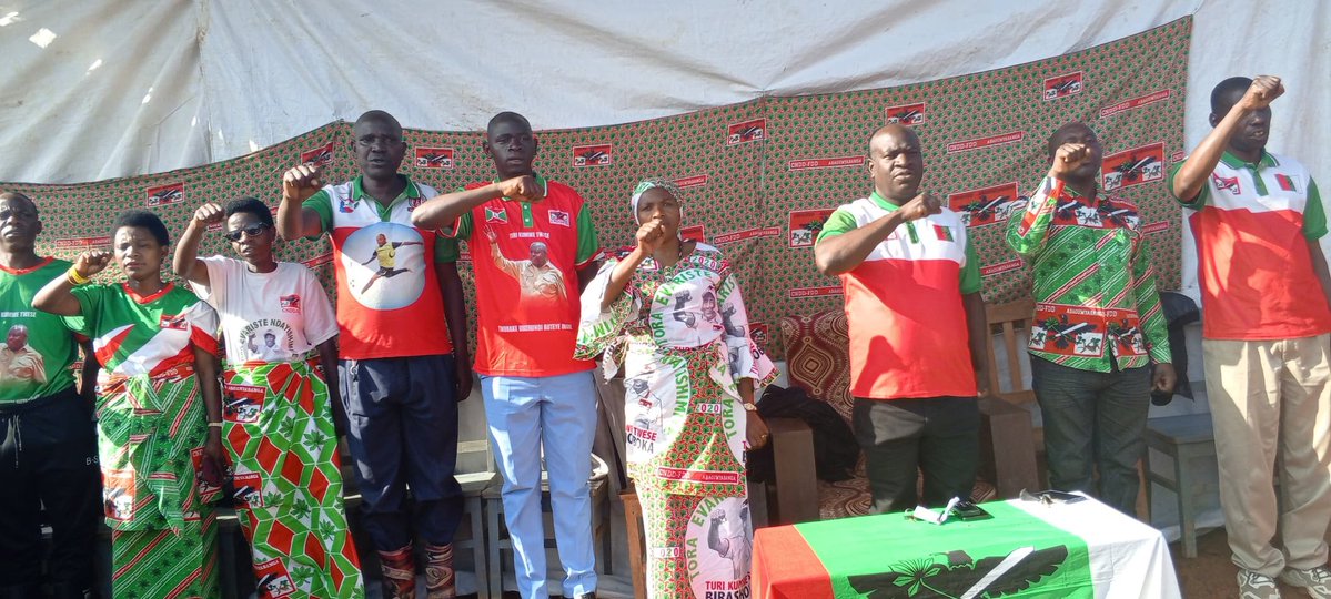 CnddFddButanyer's tweet image. #Kayanza 10.03.2026. Isaha 6h30. Umunyamabanga w'umugambwe #CnddFdd muri komine #kayanza arikumwe n'icegera c'iwe bishikiye kumitumba itanu yo muri zone #Muruta  kuraba uko inama nshingiro zipanze.Aho abasaba gushinga Ingo cumi buri nama nshingiro.