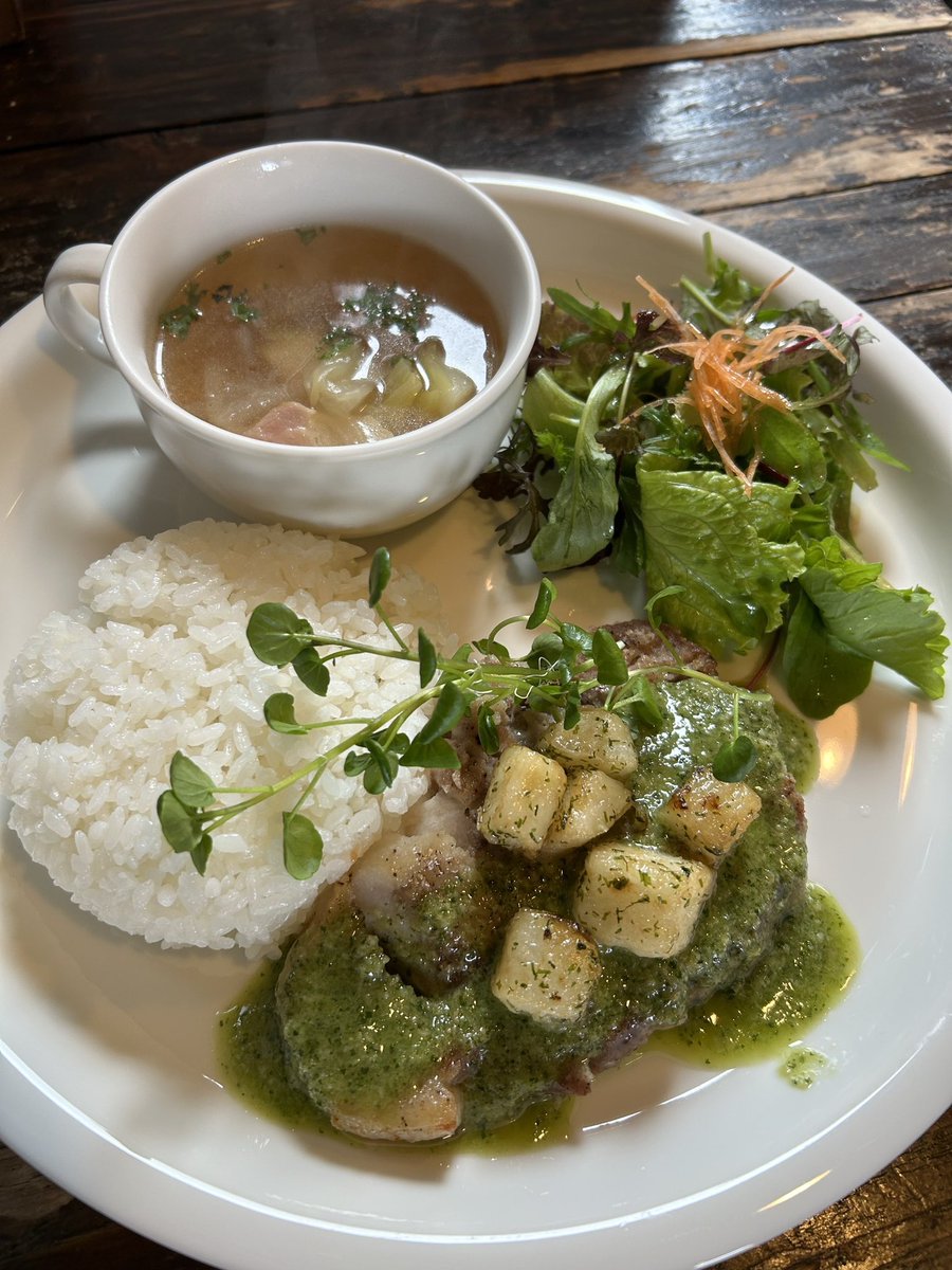 LEAVES_2000's tweet photo. 3月15日(日)までのおすすめメニューは「豚肩ロースのソテー・グリーンソース」ごはんプレート　¥1,485(平日ランチタイムはドリンク付)です🍴
グリーンソースは大葉・パクチー・長ねぎです🍀
今週も皆様のご来店お待ちしております🙂 https://t.co/EvSRIjOD2j