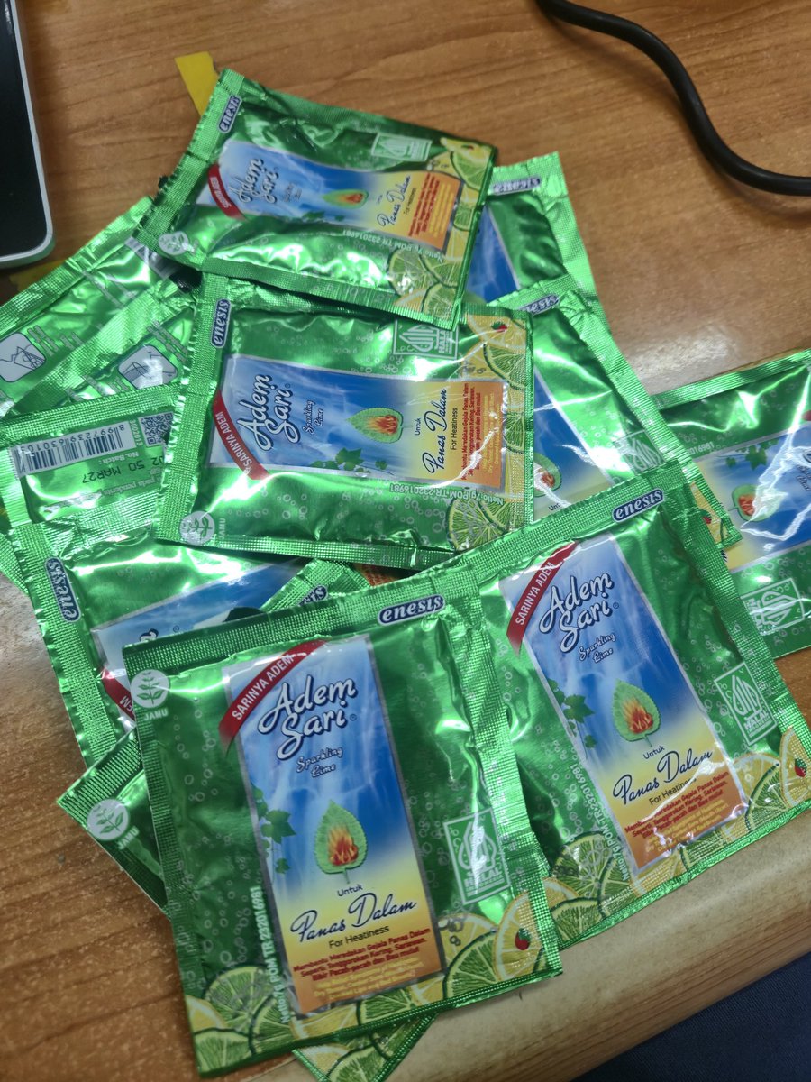 alwienn's tweet photo. Me: Pak, minta tolong ke koperasi beliin adem sari yang sachet se box aja. *kasih uang 50rb* 
Xx: Pak Alwi gada yang dus an adanya satuan. *all in adem sari* 

Alhamdulillah stock cukup untuk meredakan panas dalam dunia akhirat. https://t.co/jq55QR71qv