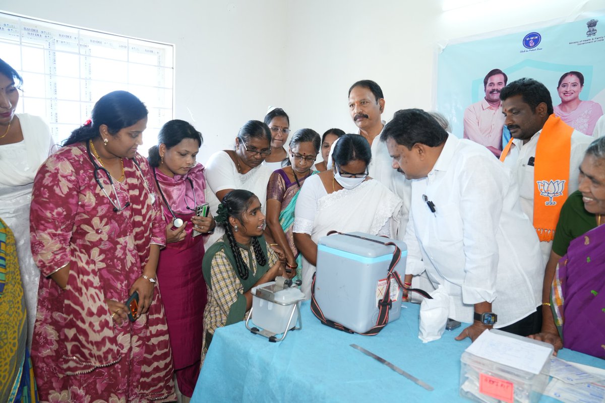 MuppidiOfficial's tweet image. కార్యక్రమాలు మరింత విస్తృతంగా నిర్వహించాల్సిన అవసరం ఉందని తెలిపాను.

ఈ కార్యక్రమంలో టుమెన్ కమిటీ సభ్యులు జొన్నలగడ్డ సుబ్బరాయ చౌదరి గారు, హాస్పిటల్ సిబ్బంది మరియు NDA కూటమి నాయకులు, కార్యకర్తలు పాల్గొన్నారు.
#MuppidiVenkateswaraRao #KovvurMLA 
#HPVVaccine #FreeVaccination