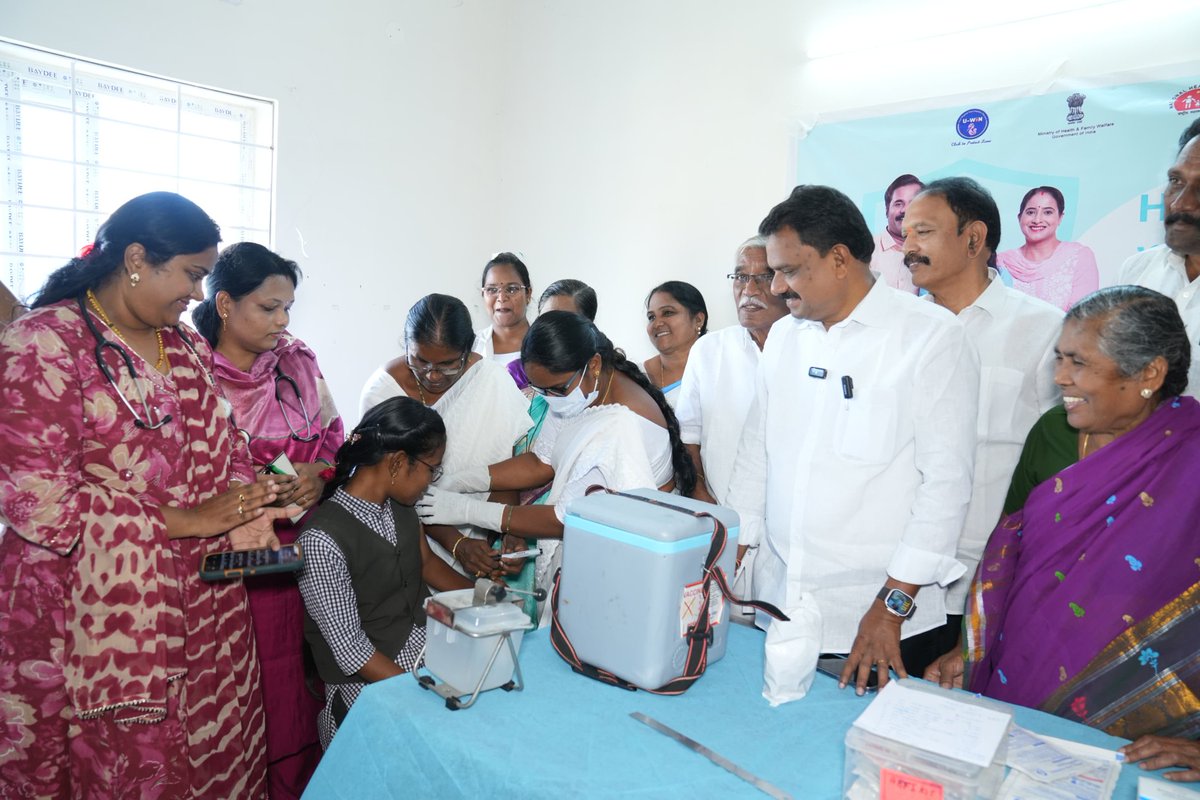 MuppidiOfficial's tweet image. కార్యక్రమాలు మరింత విస్తృతంగా నిర్వహించాల్సిన అవసరం ఉందని తెలిపాను.

ఈ కార్యక్రమంలో టుమెన్ కమిటీ సభ్యులు జొన్నలగడ్డ సుబ్బరాయ చౌదరి గారు, హాస్పిటల్ సిబ్బంది మరియు NDA కూటమి నాయకులు, కార్యకర్తలు పాల్గొన్నారు.
#MuppidiVenkateswaraRao #KovvurMLA 
#HPVVaccine #FreeVaccination