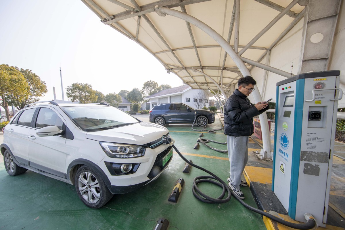 GreenCN2030's tweet photo. China made solid progress in energy conservation and carbon reduction in 2025, with carbon dioxide emissions per 10,000 yuan ($1,445) of GDP down 5% YoY and energy consumption per 10,000 yuan of GDP (excluding energy used as raw materials and non-fossil energy consumption), falling 5.1% YoY, according to official data.
Power generation from clean energy sources climbed 14.4% YoY to nearly 4.25 trillion kWh, NEV production surged 25.1% YoY to 16.52 million units, and 72.6% of 339 cities monitored at or above prefecture level met air quality standards — a powerful boost for a greener future.