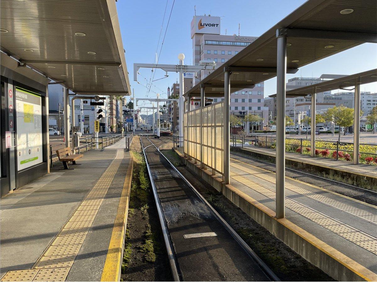 torebiru's tweet photo. とさでん高知駅前、横に花壇あったり軌道に植物が生えてたりしてなんかオシャレだった
横に花壇置くの良いな
横から見たら花畑の中にあるみたいだった
これは作りたい https://t.co/MP17Ysu5nF
