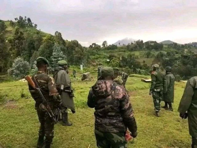 mediacongo's tweet photo. Guerre à l'#Est de la #RDC: Tout comme à #Kazinga, dans le #Masisi, les rebelles de l'#AFC/#M23, supplétifs de l'armée rwandaise, ont été délogés à #Mukole par les #FARDC/#Wazalendo qui ont mené une opération avec succès dans cette localité stratégique du groupement #Kisimba, dans le territoire de #Walikale