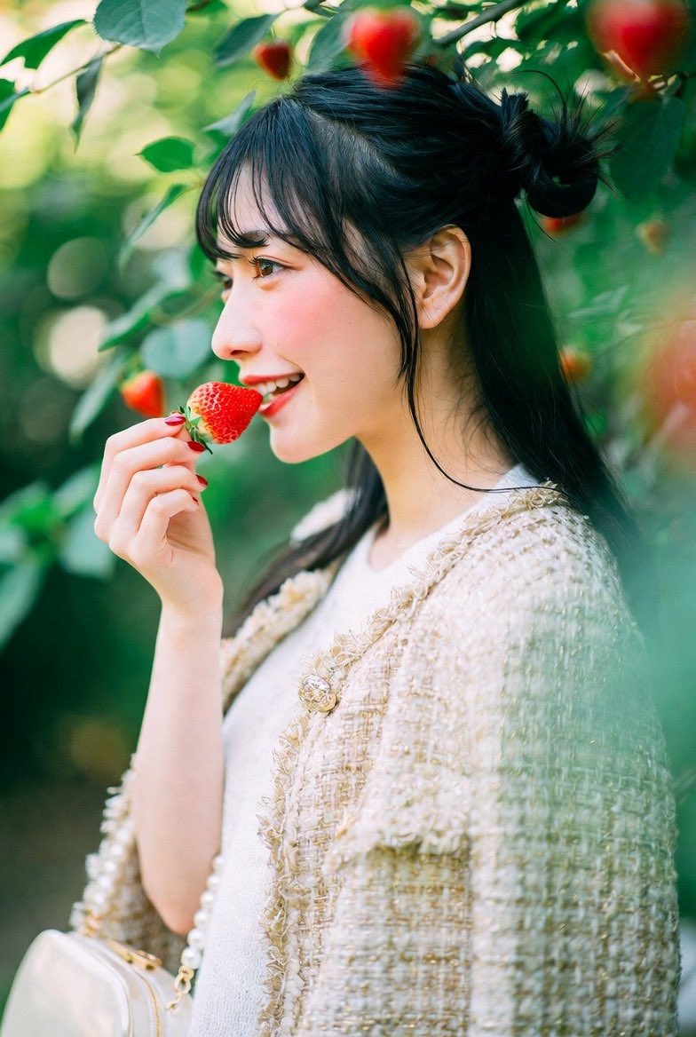 ryobizyoAI's tweet photo. 【「あーんして」と笑う彼女の無防備さに、いちごの甘さが全部飛んでいった】

春のポカポカ陽気の中、二人で来たいちご農園。
「一番美味しそうなの、見つけたよ！」と、ツインお団子を揺らして彼女が振り返る。
無邪気な笑顔で真っ赤ないちごを差し出してくれるのは嬉しいんだけど、屈んだ姿勢のせいで、胸元があまりにも無防備で…。パクッと口に入れたはずのいちごの味が、ドキドキしすぎて全然わからなかった。
#AIart #いちご狩り #デート #AI美女