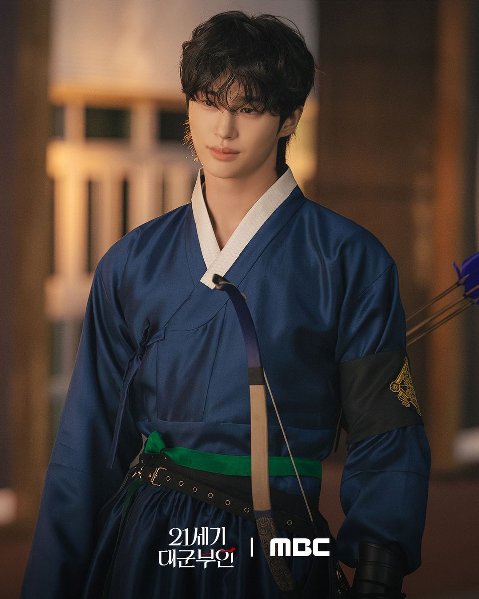 유행 진짜 훅훅 바뀌는 듯
두쫀쿠, 봄동 비빔밥 그다음은 '대군쀼'겠지🥰

왕립학교 선후배에서 신혼부부까지🫶
미리 보는 대군쀼의 러브 스토리

<21세기 대군부인>
4월 10일(금) 밤 9시 40분 MBC 첫 방송

#아이유 #변우석 #노상현 #공승연
#21세기대군부인 #MBC금토드라마
#mbcdrama #MBC