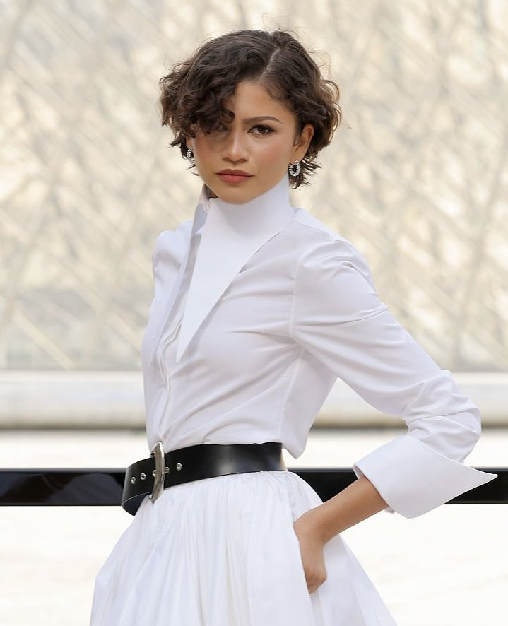 sboficial's tweet photo. Oficialmente casada, Zendaya surge magnífica na Paris Fashion Week. 🤍 https://t.co/oMbtw0aRRp