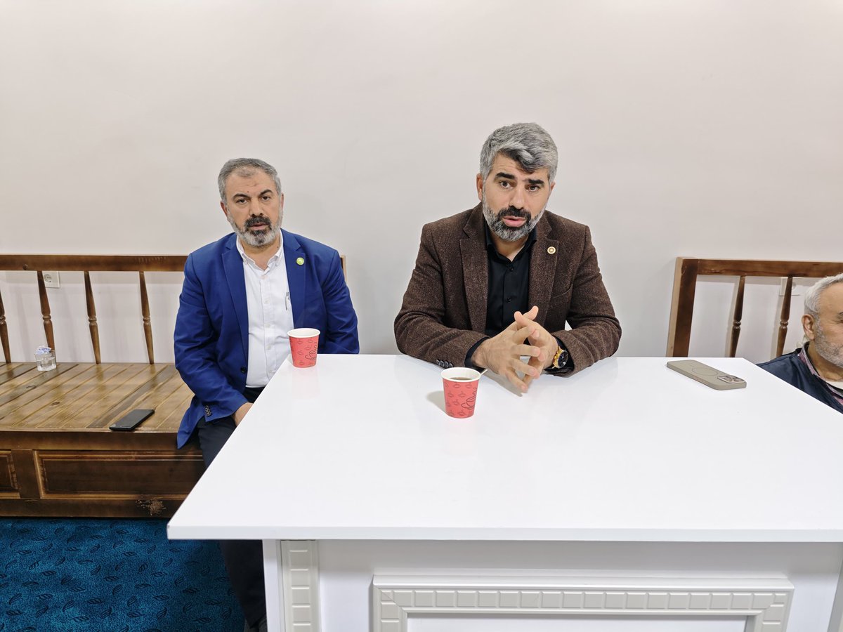 📍Malatya
Hemşehrilerimizle iftar sofrasında bir araya gelerek gündemi değerlendirdik. 

Dinlediğimiz her bir sorunun takipçisi olacak, vatandaşımızın bize ilettiği sorunları Meclis’te dile getirmeye devam edeceğiz.