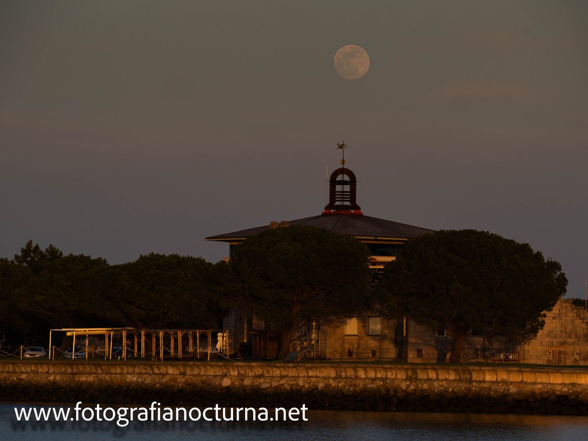 jmmpereda's tweet photo. Nueva entrada en mi blog: La Luna llena por el puerto de Raos #Raos #Santander #Cantabria #PuertodeRaos #CantabriaNocturna #LunaLLena #Photopills #horadorada
https://t.co/0gBfvpGZFh https://t.co/dWItP6ksYk