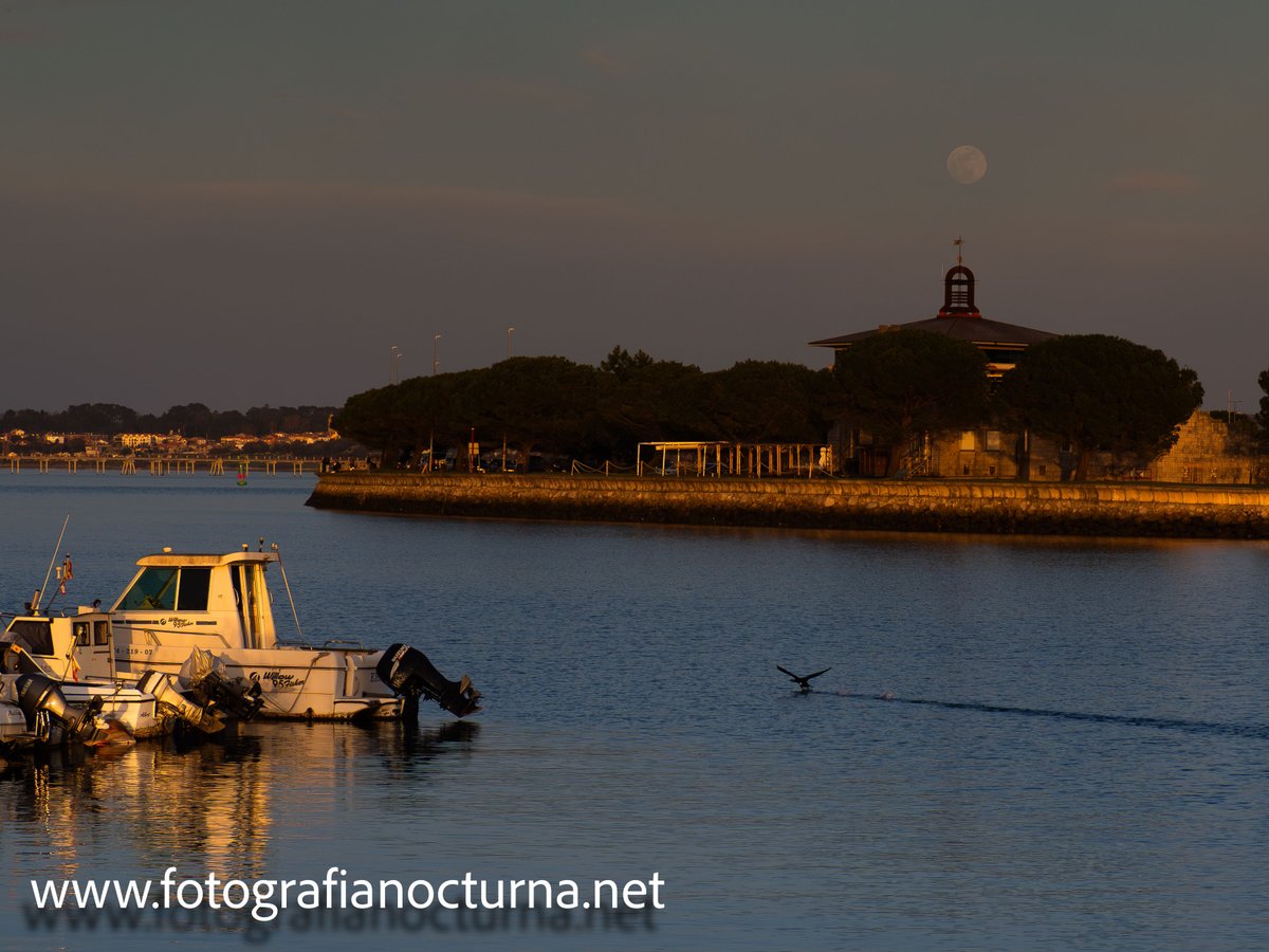 jmmpereda's tweet photo. Nueva entrada en mi blog: La Luna llena por el puerto de Raos #Raos #Santander #Cantabria #PuertodeRaos #CantabriaNocturna #LunaLLena #Photopills #horadorada
https://t.co/0gBfvpGZFh https://t.co/dWItP6ksYk