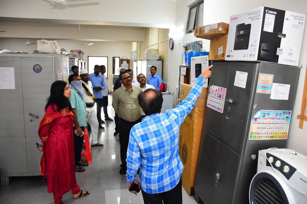 airnews_hyd's tweet image. 🧹  ప్రభుత్వ కార్యాలయాల్లో నిరుపయోగంగా ఉన్న వస్తువులను తొలగించాలని రాజన్న సిరిసిల్ల జిల్లా కలెక్టర్ గరీమ అగర్వాల్ ఆదేశించారు.
🏢 ప్రగతి ప్రణాళికలో భాగంగా కలెక్టరేట్ సముదాయంలో జరిగిన పరిశుభ్రత కార్యక్రమాన్ని తనిఖీ చేశారు.
 #Sircilla #CleanlinessDrive #PrajaPalana