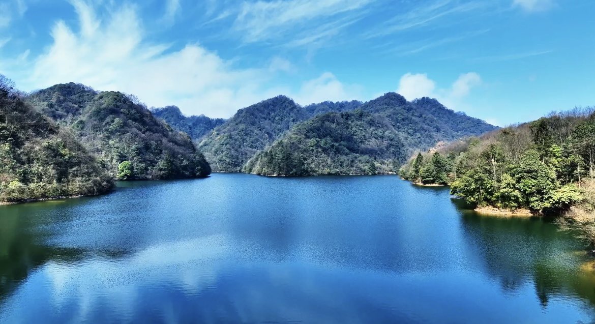 FunZunYi's tweet image. In spring, the broad expanse of Kuankuoshui National Nature Reserve in #guizhou, #china unfolds a vista of lush forests and rolling clouds, where the vibrant green pulse of the season brims with vitality. Let‘s step into this green realm