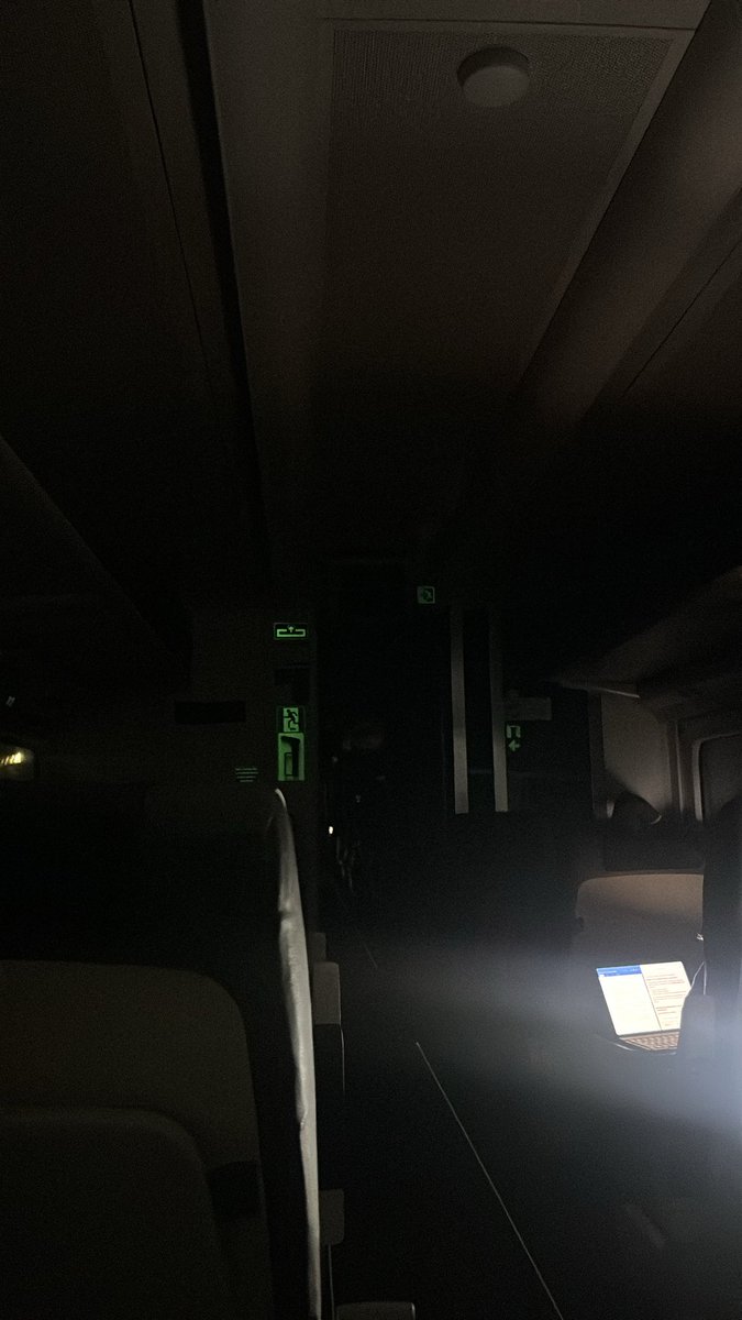 Aquí estamos…. En un túnel a la altura de Castellón,  sin nada de luz 😩 
#renfe #tren
