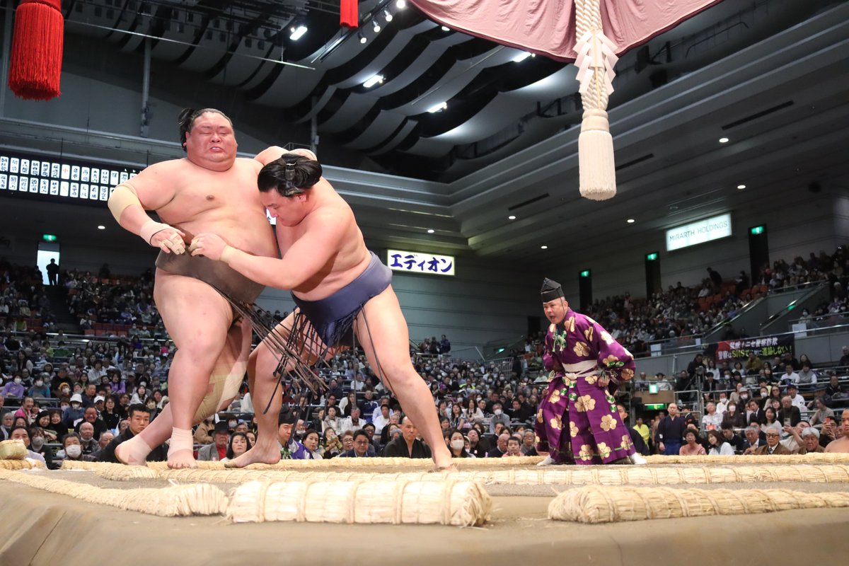 三日目の様子＞ 十両取組 藤天晴（3勝）寄り切り 白鷹山（1勝1敗