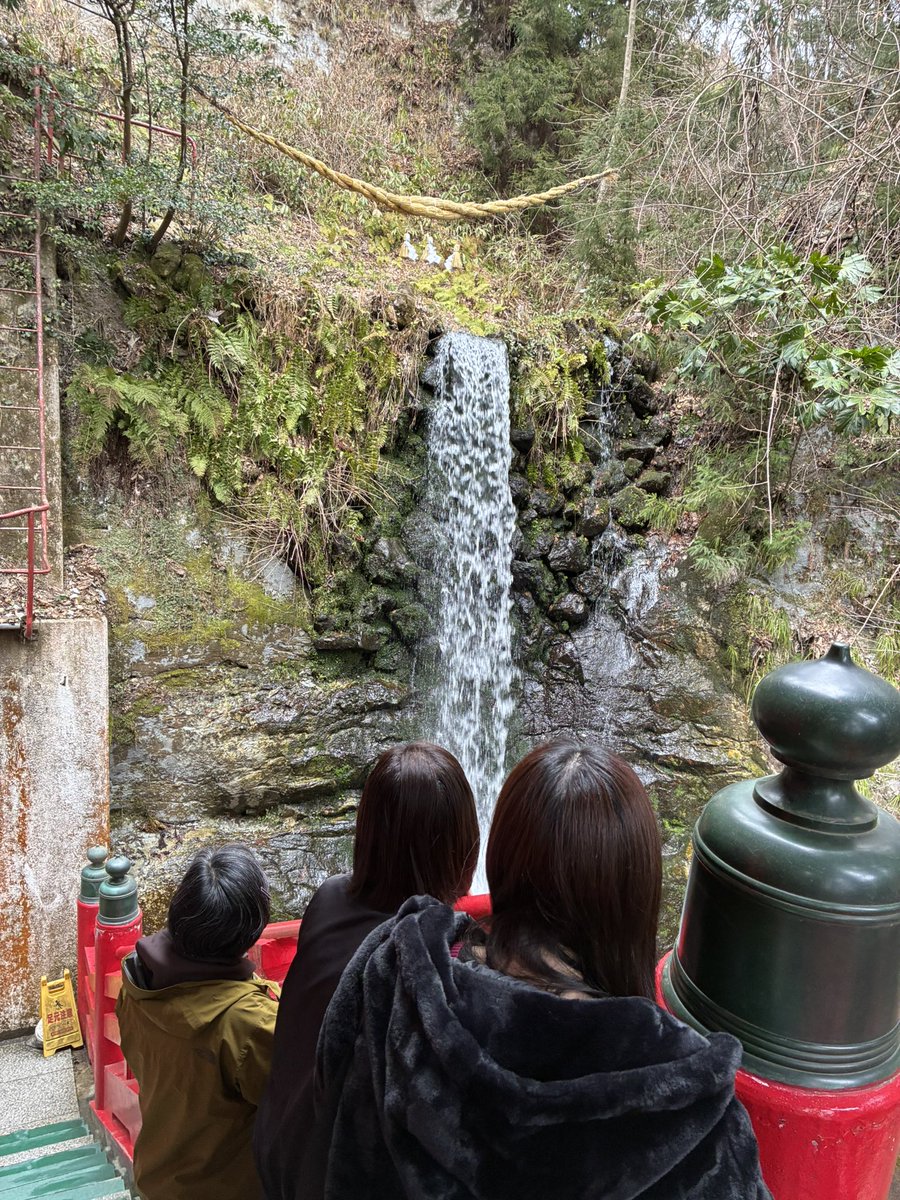 nspronspro's tweet photo. 社員と外に出たついでに、中野不動尊の滝を見てとても癒されました。今年もそろそろ繁忙期始まります。 https://t.co/y3XuSmq1a9