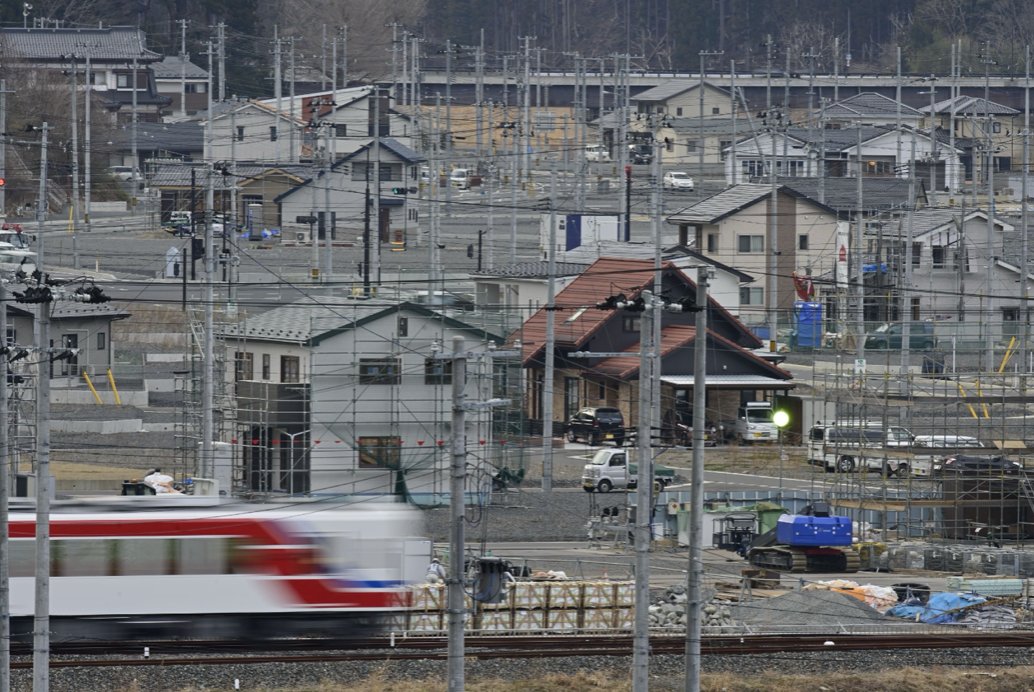 僕はふだんスッキリと風景を撮りたくて、つねにその邪魔をする電柱と戦っているけれど（笑）、震災後、何もなくなってしまった鵜住居の地に、まるでつくしんぼのように電柱がニョキニョキと建ちはじめたときは、はじめて電柱を愛おしく感じました。2019年3月21日撮影。