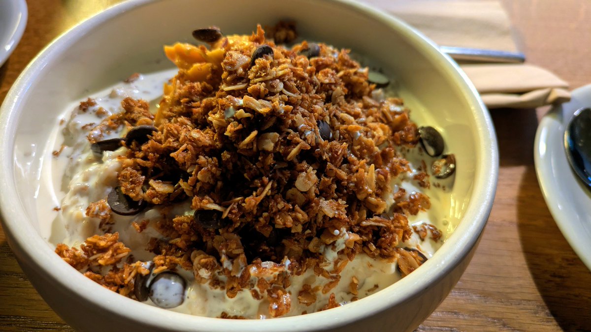 VeganOlive1's tweet image. Coconut porridge with blood orange curd, chocolate &amp;amp; oat and coconut crumb at #Homeground #Windermere 😋🌱👌🌻💚😍💚 #Vegan
