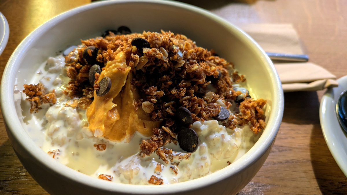 VeganOlive1's tweet image. Coconut porridge with blood orange curd, chocolate &amp;amp; oat and coconut crumb at #Homeground #Windermere 😋🌱👌🌻💚😍💚 #Vegan