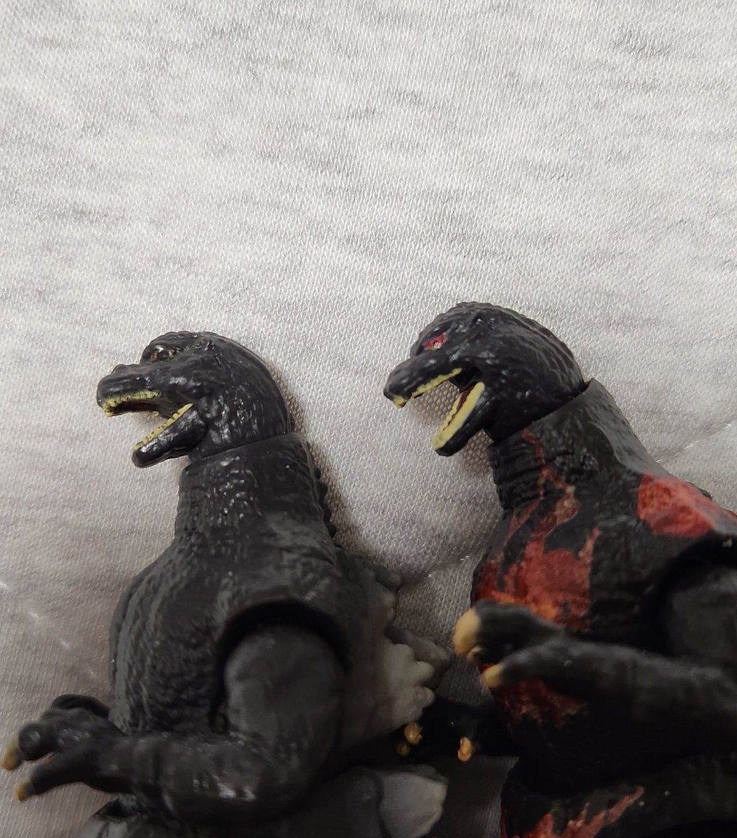 MyHobby310's tweet photo. ゴジバーストで凄いのがあったので思わず購入！！

ゴジラ1991の顔の形が微妙でデスゴジの顔と入れ替えて目を塗り直そうかとも考えてところ、なんと！デスゴジ顔の1991が！まさに理想形！
エラー品なのかな？

参考に比較の通常顔(目はリペイント)の1991とデスゴジ

 #ゴジバースト #ゴジラ #Godzilla https://t.co/BVwXPOau6q