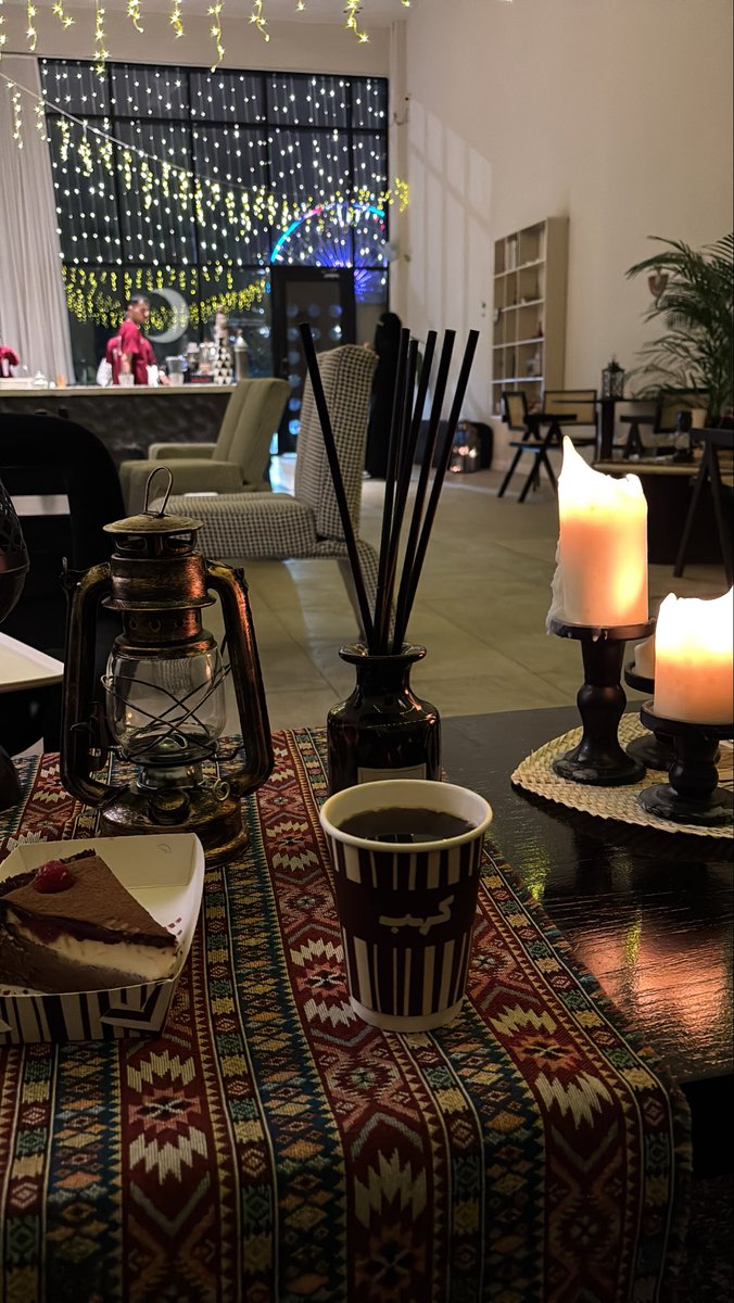 IIRhm8's tweet photo. 1 march - ١٢ رمضان 
قهوه مع نقاش عميييييق وأكاد أجزم إن اريام وقتها كان ودها تخلص علي🏃🏻‍♀️ https://t.co/Y6AnffnY51