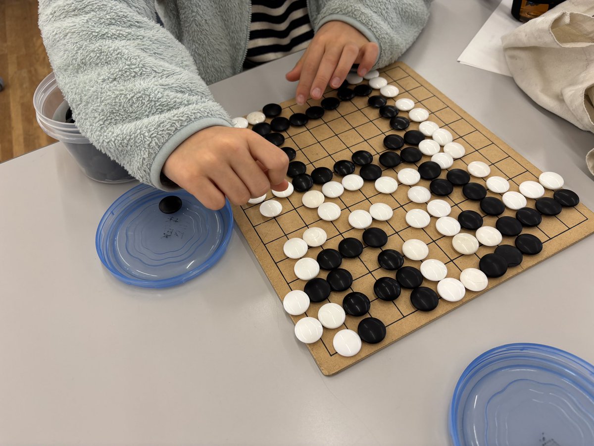 3月7日【木太北部本校】

月初の囲碁リンピックの予定でしたが、翌日のボンド杯もあるので急遽、実戦の練習に切り替えました☝️

使って欲しい定石と手筋（シボリ）の解説後、クラス別で指導碁✨

明日は精一杯頑張りましょう✨

次回　3月14日　10:30〜 

#囲碁　#日本棋院　#香川　#高松　#子供教室