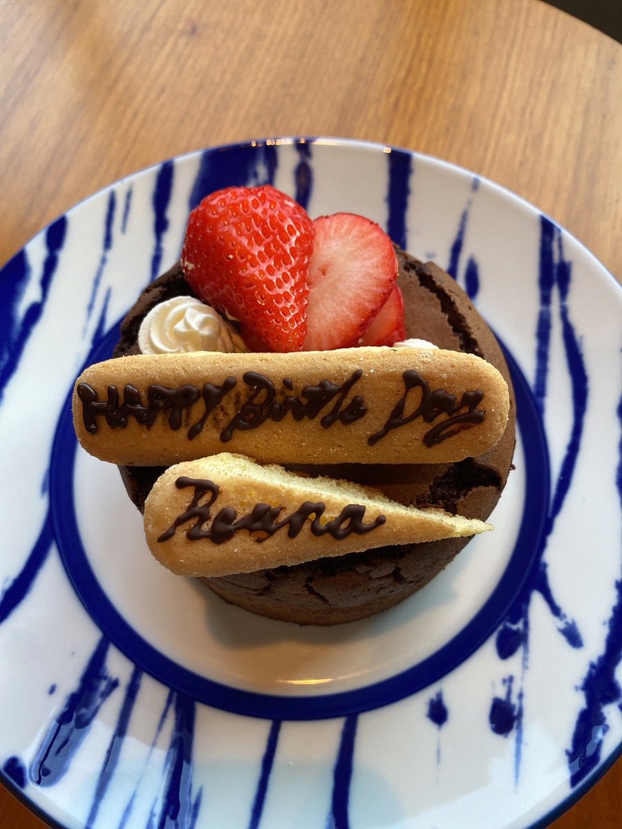 82hanii's tweet photo. 四国旅行中なのですが、奥さんが、手作りの仕掛けアルバムとバースデーチケットを贈ってくれました😭💝
感動、、、！！！
どれだけ時間を掛けて作ってくれたのか、凄く技術と愛が籠ってて、最初「すご😮」しか言えなかった😹
奥さんは私を喜ばせる天才ですね！ https://t.co/ziMhI2kHvB
